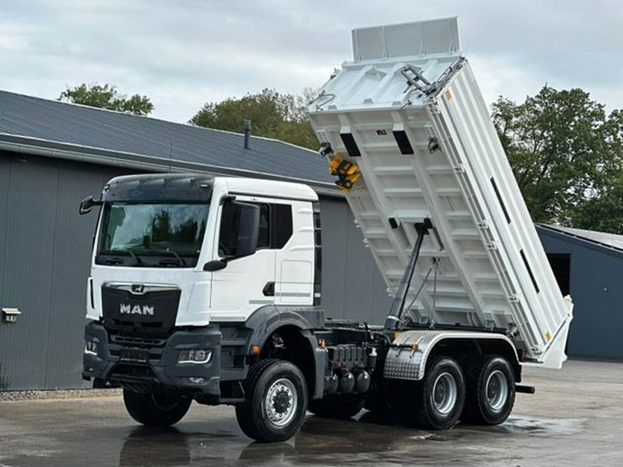 MAN TGS 33.480 6x6 BB CH TGS 33.480 6x6 BB CH, Hohe Bauart, Nebenantrieb - Самосвал камион: снимка 1 MAN TGS 33.480 6x6 BB CH TGS 33.480 6x6 BB CH, Hohe Bauart, Nebenantrieb - Самосвал камион: снимка 1