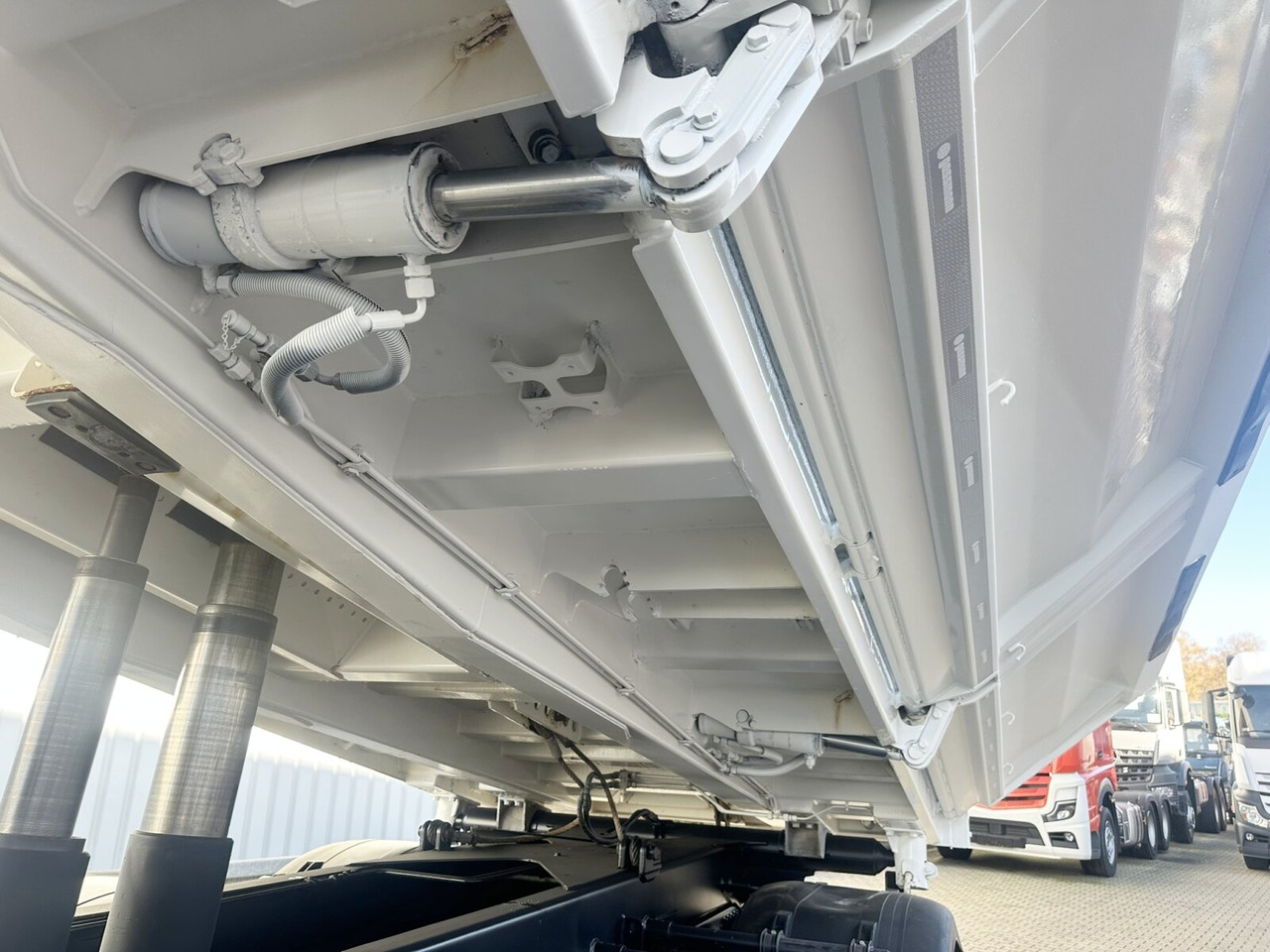 MAN TGS 35.460 8X4 BB TGS 35.460 8X4 BB, Meiller Bordmatik 13m³ - Самосвал камион: снимка 3 MAN TGS 35.460 8X4 BB TGS 35.460 8X4 BB, Meiller Bordmatik 13m³ - Самосвал камион: снимка 3