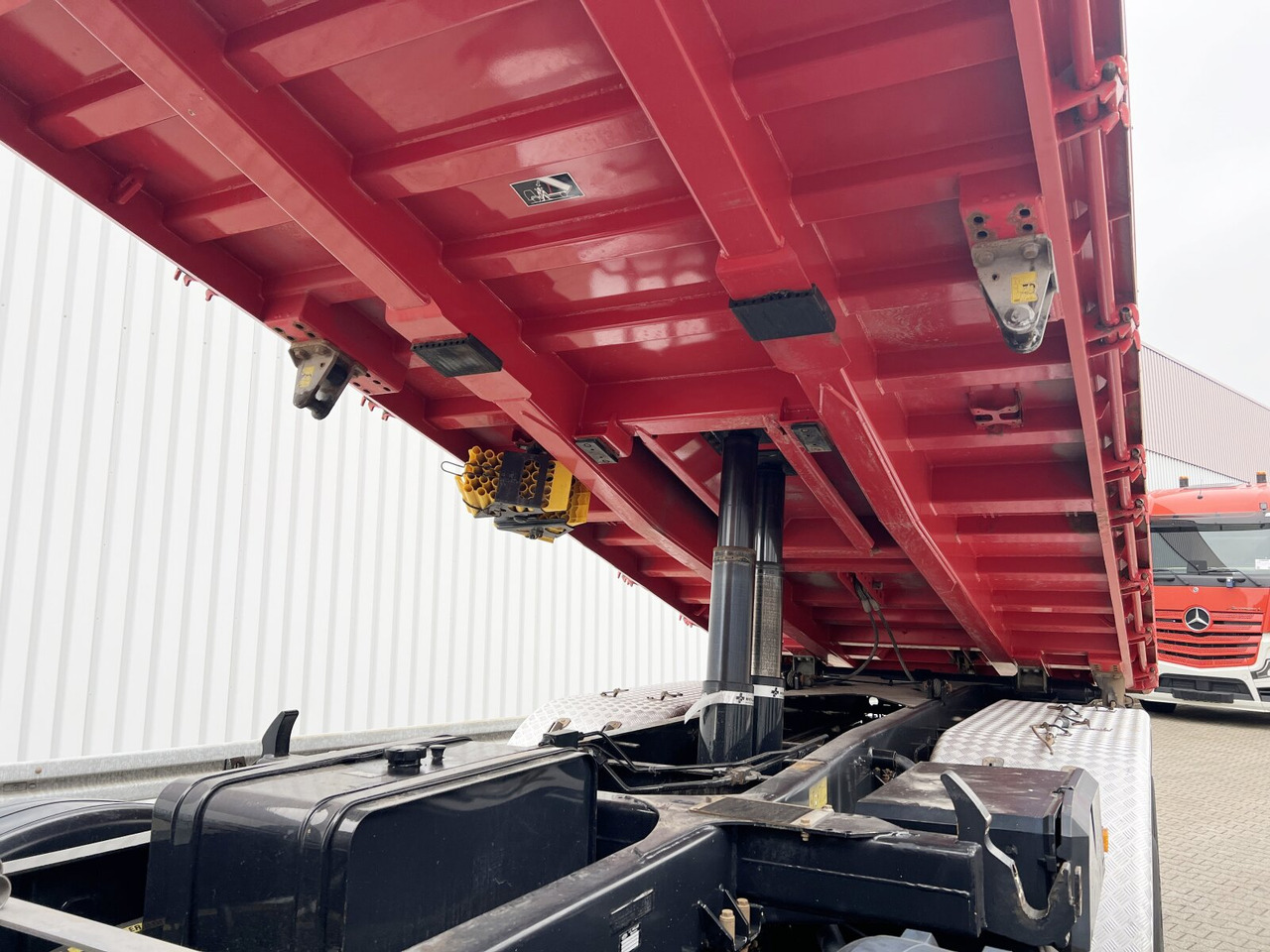 MAN TGS 35.480 8X4 BB TGS 35.480 8X4 BB, Intarder, Navi - Самосвал камион: снимка 3 MAN TGS 35.480 8X4 BB TGS 35.480 8X4 BB, Intarder, Navi - Самосвал камион: снимка 3