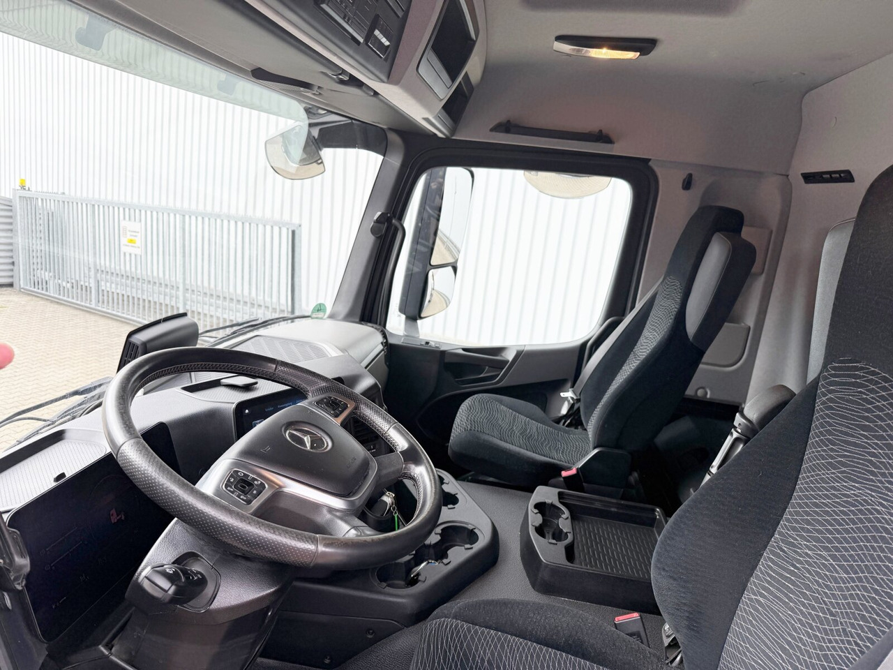 Mercedes-Benz Actros 1832 L 4x2 Actros 1832 L 4x2, Navi, MultimediaCockpit, Funk - Мултилифт за контейнери камион: снимка 4 Mercedes-Benz Actros 1832 L 4x2 Actros 1832 L 4x2, Navi, MultimediaCockpit, Funk - Мултилифт за контейнери камион: снимка 4