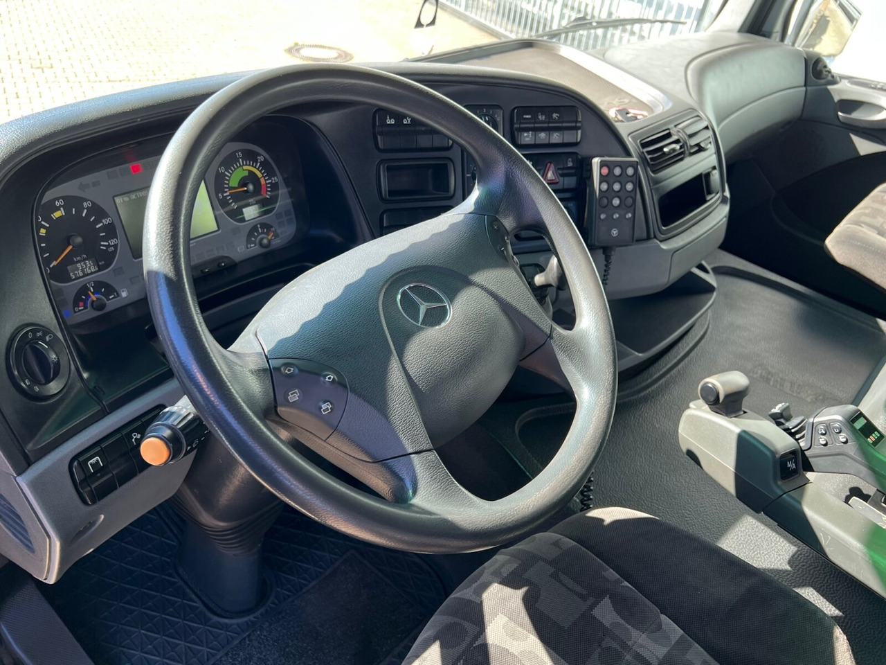 Mercedes-Benz Actros 2541 L 6x2 Actros 2541 L 6x2/48 Retarder, Lenk-/Liftachse - Мултилифт с кука камион: снимка 4 Mercedes-Benz Actros 2541 L 6x2 Actros 2541 L 6x2/48 Retarder, Lenk-/Liftachse - Мултилифт с кука камион: снимка 4