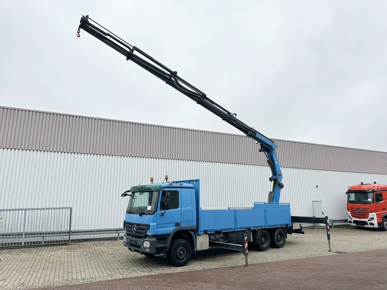 Mercedes-Benz Actros 2741 L 6x4 Actros 2741 L 6x4, Twist-Lock ausz. auf 3m, Heckkran Palfinger PK 42502-D, Funk - Бордови камион, Камион с кран: снимка 1 Mercedes-Benz Actros 2741 L 6x4 Actros 2741 L 6x4, Twist-Lock ausz. auf 3m, Heckkran Palfinger PK 42502-D, Funk - Бордови камион, Камион с кран: снимка 1