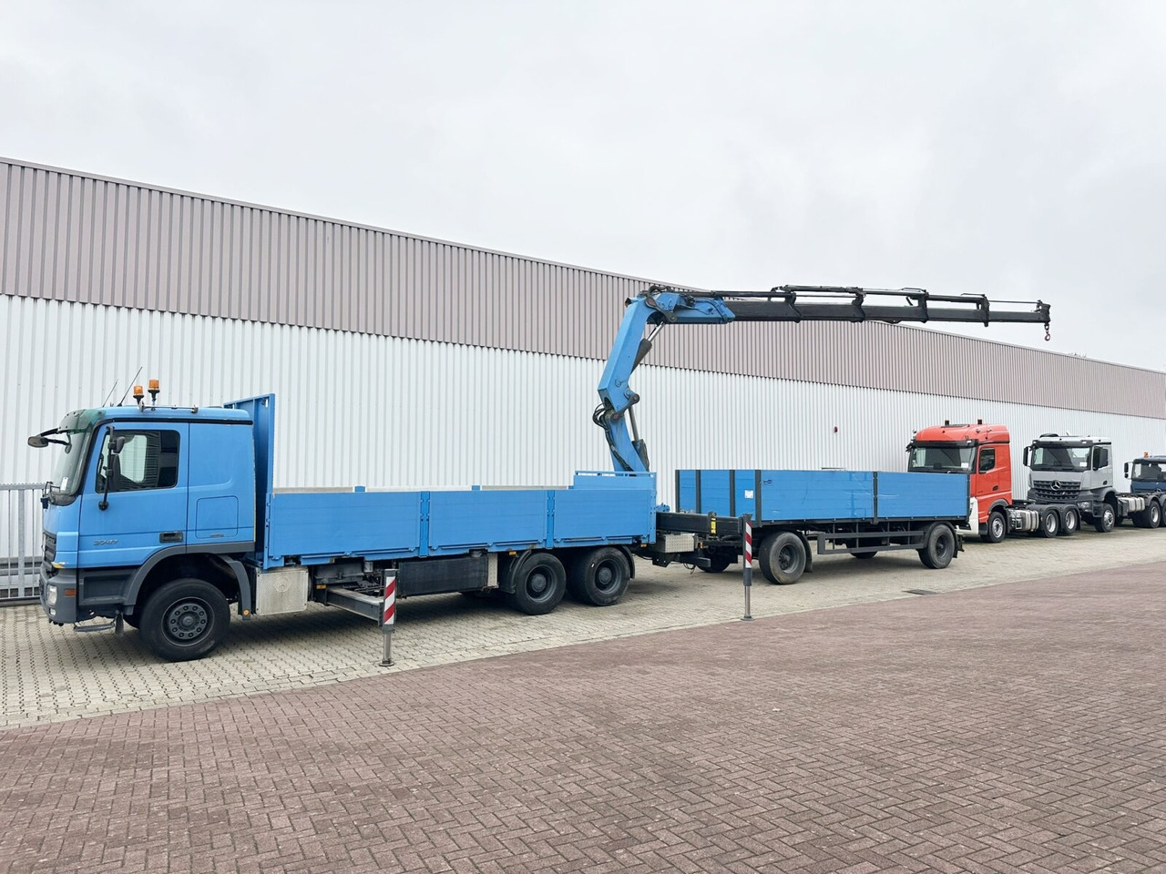 Mercedes-Benz Actros 2741 L 6x4 Actros 2741 L 6x4, Twist-Lock ausz. auf 3m, Heckkran Palfinger PK 42502-D, Funk - Бордови камион, Камион с кран: снимка 3 Mercedes-Benz Actros 2741 L 6x4 Actros 2741 L 6x4, Twist-Lock ausz. auf 3m, Heckkran Palfinger PK 42502-D, Funk - Бордови камион, Камион с кран: снимка 3