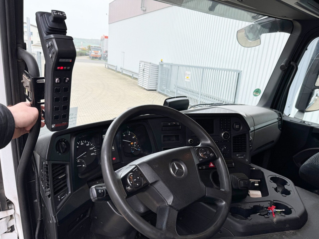 Mercedes-Benz Antos 2536/43 L 6x2 Antos 2536/43 L 6x2, Liftachse, Hiab XR 21S61 bis 7 m Container - Мултилифт с кука камион: снимка 4 Mercedes-Benz Antos 2536/43 L 6x2 Antos 2536/43 L 6x2, Liftachse, Hiab XR 21S61 bis 7 m Container - Мултилифт с кука камион: снимка 4