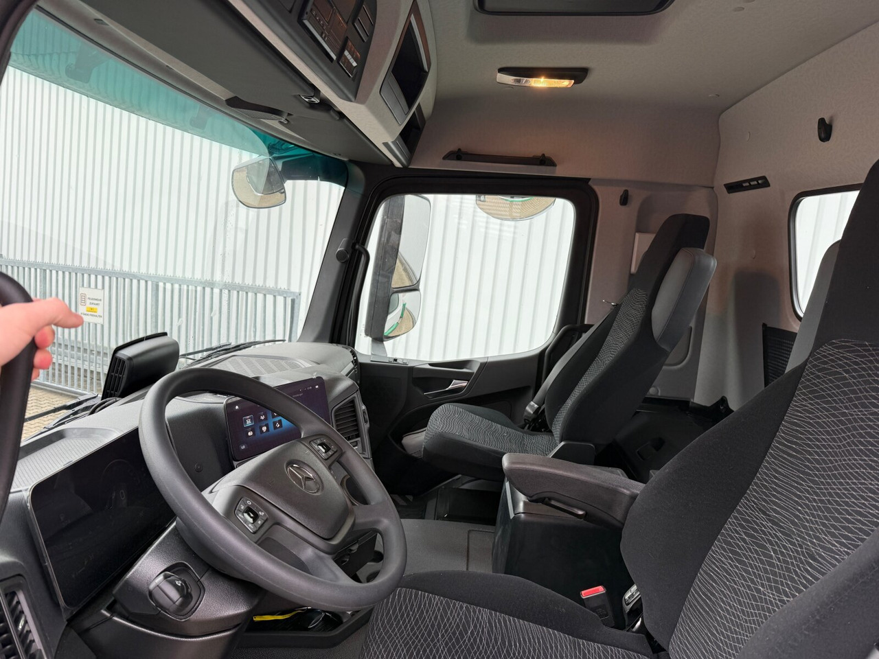 Mercedes-Benz Arocs 1840 K 4x2 Arocs 1840 K 4x2, MultimediaCockpit, Alu-Bordwände, Platz für Kranmontage - Самосвал камион: снимка 5 Mercedes-Benz Arocs 1840 K 4x2 Arocs 1840 K 4x2, MultimediaCockpit, Alu-Bordwände, Platz für Kranmontage - Самосвал камион: снимка 5