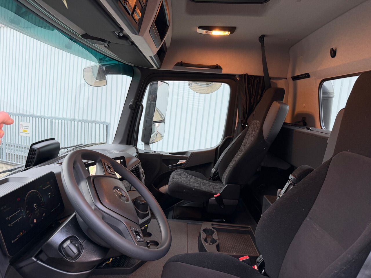 Mercedes-Benz Arocs 2542 L 6x2/4 Arocs 2542 L 6x2/4, Vorlauflenk-/liftachse, Navi, MultimediaCockpit - Шаси кабина: снимка 2 Mercedes-Benz Arocs 2542 L 6x2/4 Arocs 2542 L 6x2/4, Vorlauflenk-/liftachse, Navi, MultimediaCockpit - Шаси кабина: снимка 2