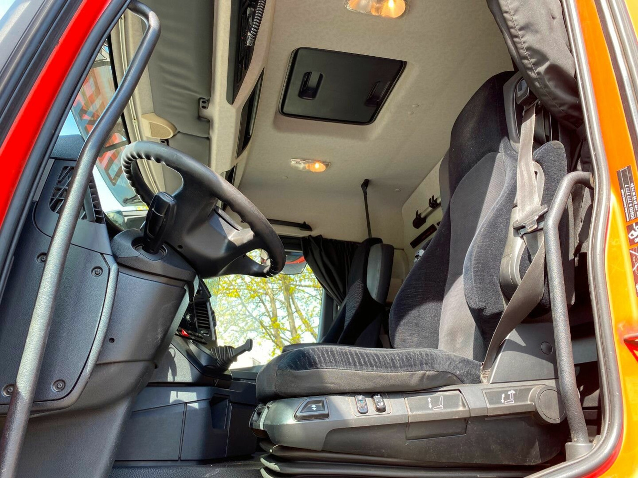 Interior photo 1: Камион с кран, Бордови камион Mercedes-Benz Arocs 2545 L/6x2/4 Arocs 2545 L/6x2/4, Atlas Kran, 145.2-A19 VB, 9,4m-1.51 to, Lenkachse, entlastbar, Retarder, Klima, Interior photo 1: Камион с кран, Бордови камион Mercedes-Benz Arocs 2545 L/6x2/4 Arocs 2545 L/6x2/4, Atlas Kran, 145.2-A19 VB, 9,4m-1.51 to, Lenkachse, entlastbar, Retarder, Klima,