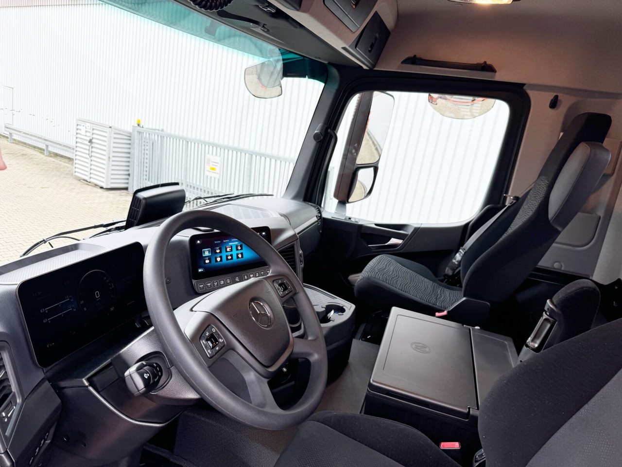 Mercedes-Benz Arocs 3248 K 8x4 Arocs 3248 K 8x4, Navi, Multimedia Cockpit - Самосвал камион: снимка 4 Mercedes-Benz Arocs 3248 K 8x4 Arocs 3248 K 8x4, Navi, Multimedia Cockpit - Самосвал камион: снимка 4