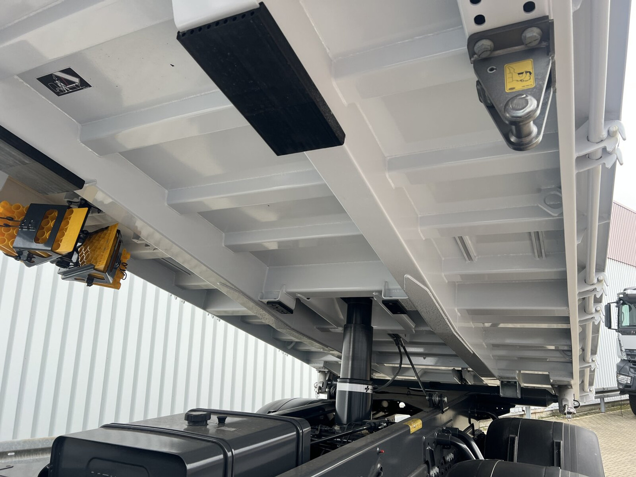 Нови Самосвал камион Mercedes-Benz Arocs 3351 AK 6x6 Arocs 3351 AK 6x6, Grounder: снимка 15 Нови Самосвал камион Mercedes-Benz Arocs 3351 AK 6x6 Arocs 3351 AK 6x6, Grounder: снимка 15