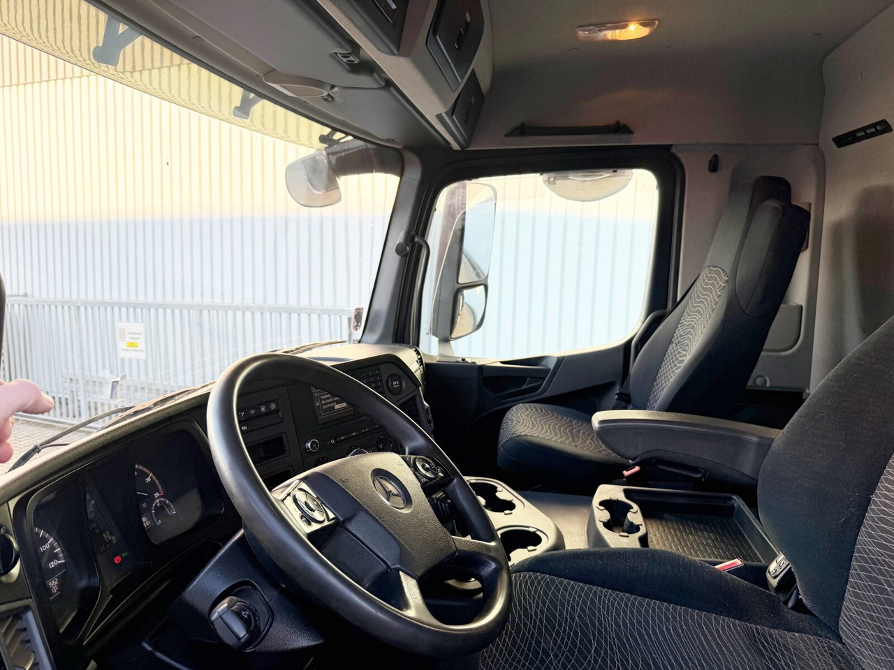 Mercedes-Benz Arocs 3351 AK 6x6 Arocs 3351 AK 6x6, Retarder, Grounder, Motorabtrieb, pneum. Heckklappenöffnung - Самосвал камион: снимка 4 Mercedes-Benz Arocs 3351 AK 6x6 Arocs 3351 AK 6x6, Retarder, Grounder, Motorabtrieb, pneum. Heckklappenöffnung - Самосвал камион: снимка 4