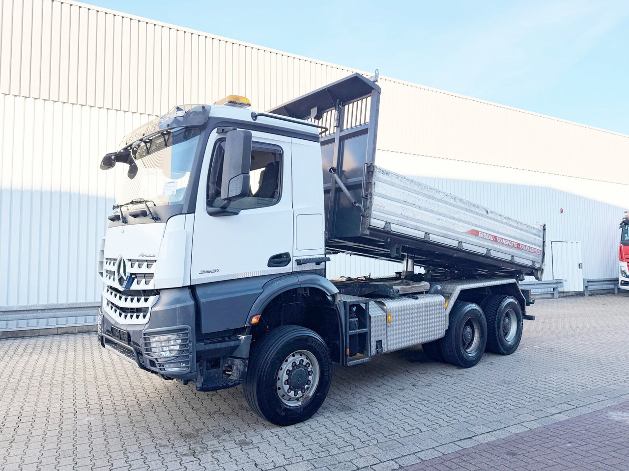 Mercedes-Benz Arocs 3351 AK 6x6 Arocs 3351 AK 6x6, Retarder, Grounder, Motorabtrieb, pneum. Heckklappenöffnung - Самосвал камион: снимка 1 Mercedes-Benz Arocs 3351 AK 6x6 Arocs 3351 AK 6x6, Retarder, Grounder, Motorabtrieb, pneum. Heckklappenöffnung - Самосвал камион: снимка 1