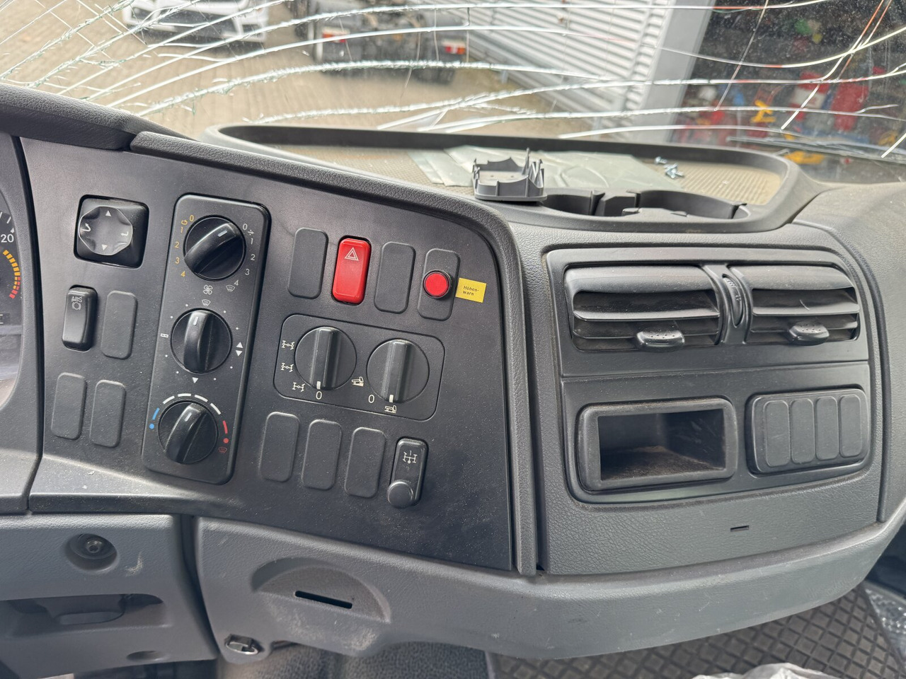 Mercedes-Benz Atego 1023 A 4x4 mit Unfallschaden! Atego 1023 A 4x4, Einzelbereifung, Heckkran Palfinger PK4501-B, Funk, UNFALLSCHADEN! - Шаси кабина, Камион с кран: снимка 4 Mercedes-Benz Atego 1023 A 4x4 mit Unfallschaden! Atego 1023 A 4x4, Einzelbereifung, Heckkran Palfinger PK4501-B, Funk, UNFALLSCHADEN! - Шаси кабина, Камион с кран: снимка 4