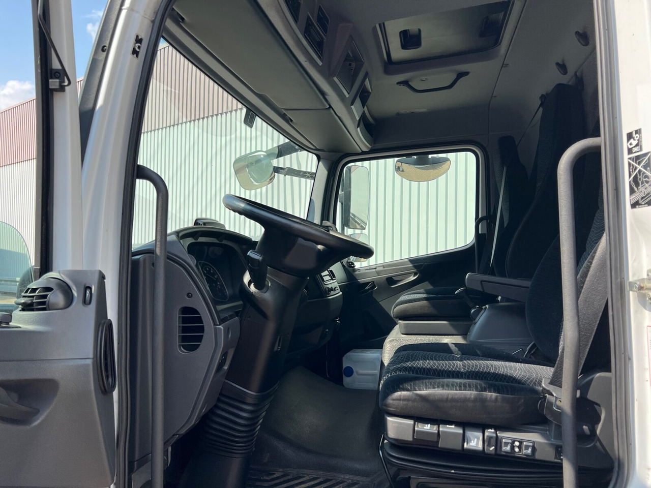 Mercedes-Benz Atego 818/23 L 4x2 Atego 818/23 L 4x2 mit Sörensen LBW - Камион с брезент: снимка 3 Mercedes-Benz Atego 818/23 L 4x2 Atego 818/23 L 4x2 mit Sörensen LBW - Камион с брезент: снимка 3