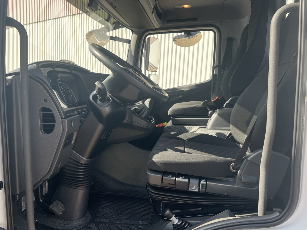 Mercedes-Benz Atego 818 K 4x2 Atego 818 K 4x2, 2x AHK, 5x VORHANDEN! - Шаси кабина: снимка 5 Mercedes-Benz Atego 818 K 4x2 Atego 818 K 4x2, 2x AHK, 5x VORHANDEN! - Шаси кабина: снимка 5