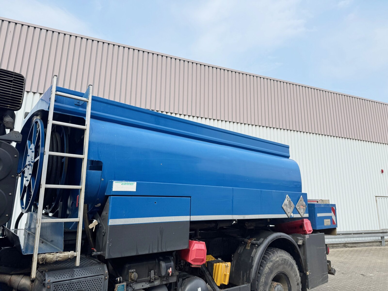 Mercedes-Benz Axor 1829 A 4x4 Axor 1829 A 4x4, Willig Tank ca. 8500l, 2 Kammern - Камион цистерна: снимка 4 Mercedes-Benz Axor 1829 A 4x4 Axor 1829 A 4x4, Willig Tank ca. 8500l, 2 Kammern - Камион цистерна: снимка 4