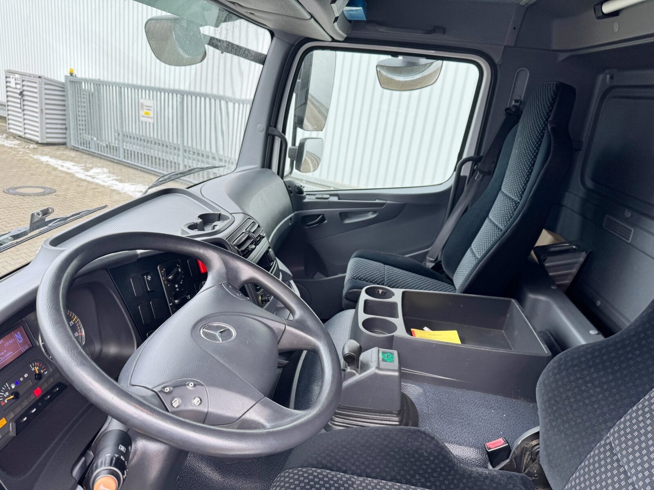 Mercedes-Benz Axor 1833 L 4x2 Axor 1833 L 4x2, Getränkekoffer - Камион фургон: снимка 3 Mercedes-Benz Axor 1833 L 4x2 Axor 1833 L 4x2, Getränkekoffer - Камион фургон: снимка 3