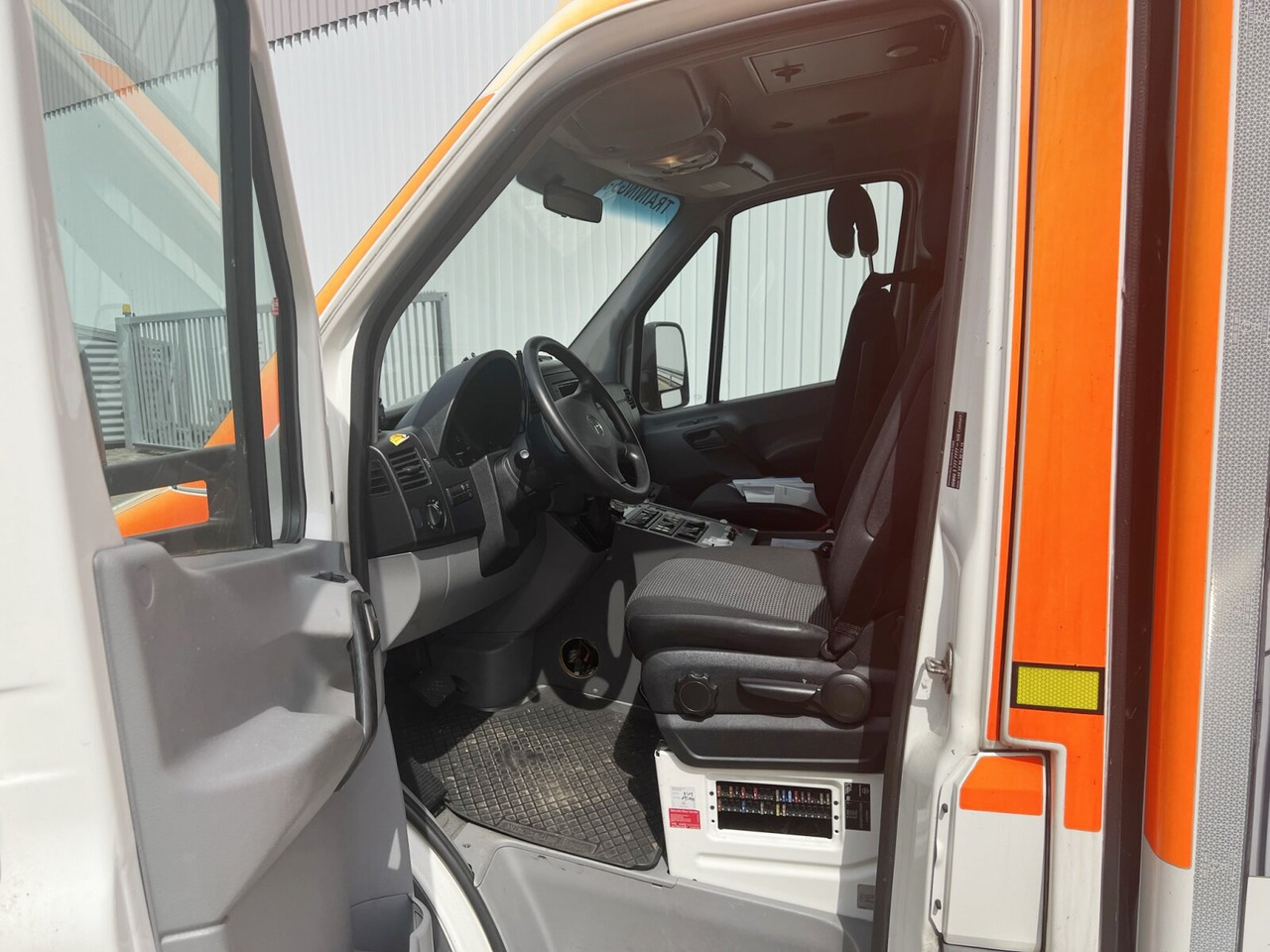 Линейка Mercedes-Benz Sprinter 516 CDI 4x2 Sprinter 516 CDI 4x2, Rettungswagen, Bi-Xenon: снимка 15 Линейка Mercedes-Benz Sprinter 516 CDI 4x2 Sprinter 516 CDI 4x2, Rettungswagen, Bi-Xenon: снимка 15