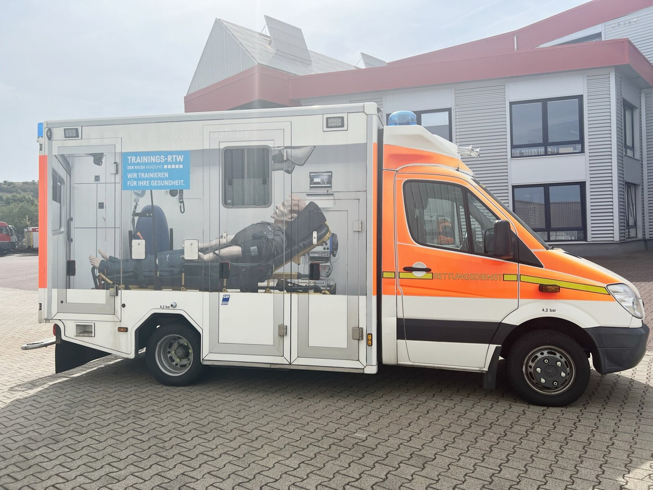 Линейка Mercedes-Benz Sprinter 516 CDI 4x2 Sprinter 516 CDI 4x2, Rettungswagen, Bi-Xenon: снимка 10 Линейка Mercedes-Benz Sprinter 516 CDI 4x2 Sprinter 516 CDI 4x2, Rettungswagen, Bi-Xenon: снимка 10