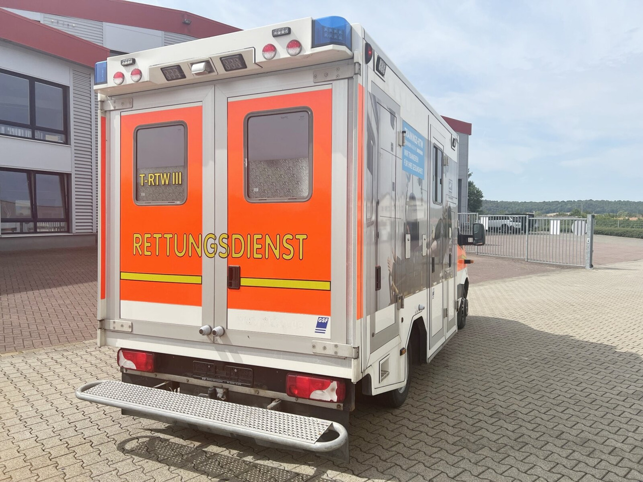 Линейка Mercedes-Benz Sprinter 516 CDI 4x2 Sprinter 516 CDI 4x2, Rettungswagen, Bi-Xenon: снимка 11 Линейка Mercedes-Benz Sprinter 516 CDI 4x2 Sprinter 516 CDI 4x2, Rettungswagen, Bi-Xenon: снимка 11