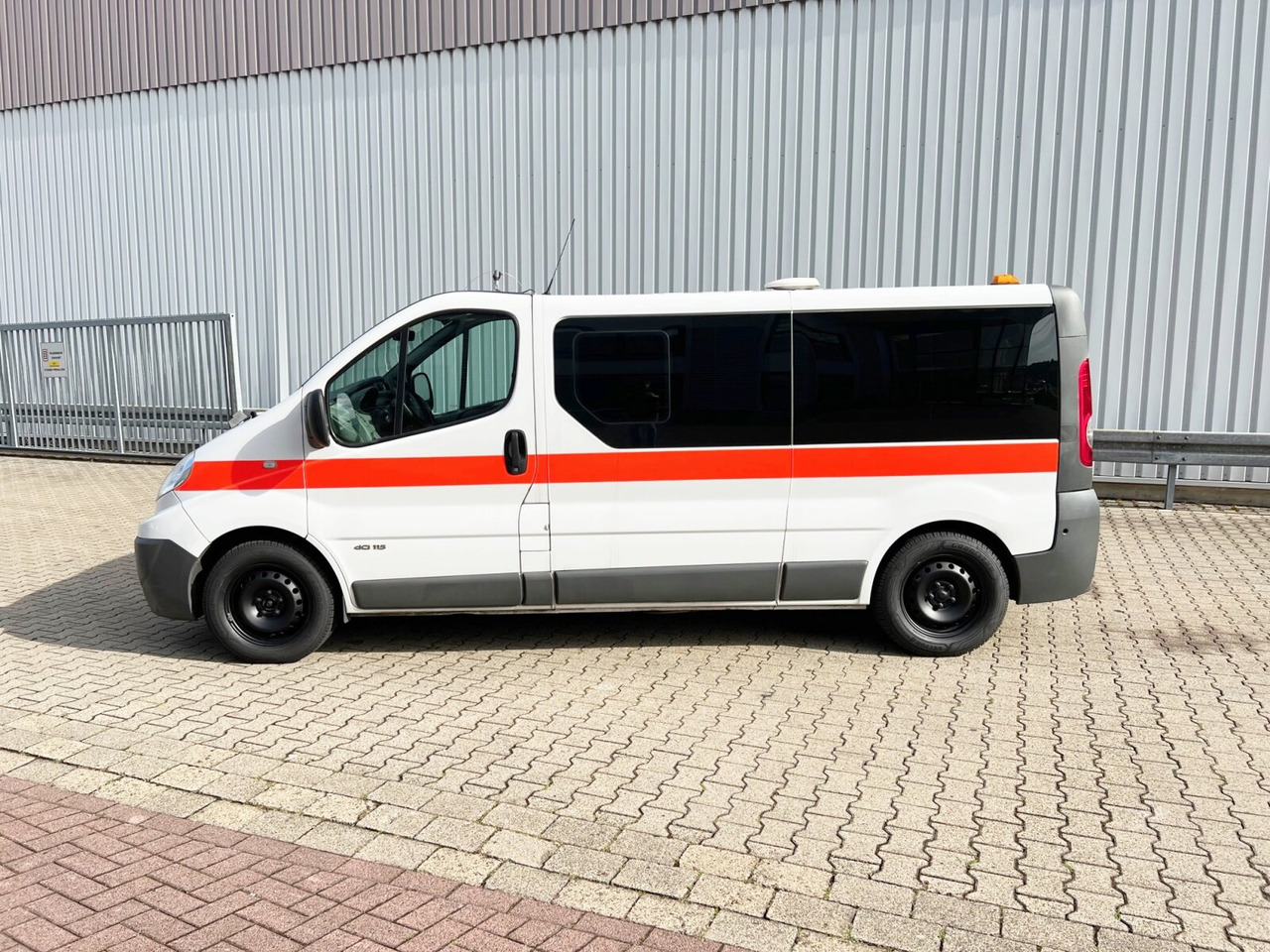 Renault Trafik 2.0 dCi115 4x2 Trafik 2.0 dCi115 4x2, Krankentransporter - Линейка: снимка 4 Renault Trafik 2.0 dCi115 4x2 Trafik 2.0 dCi115 4x2, Krankentransporter - Линейка: снимка 4