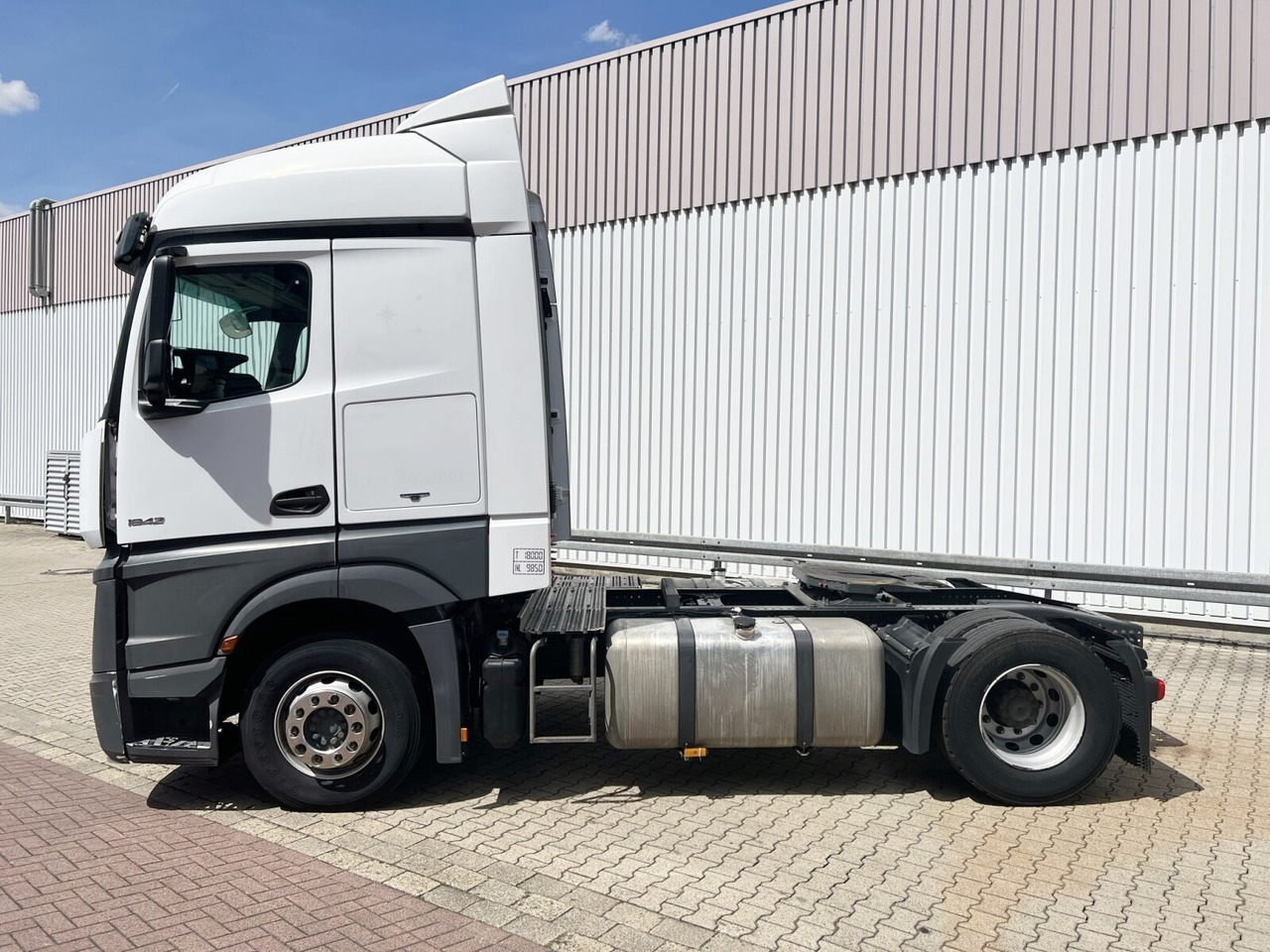 Mercedes-Benz Actros 1842/45 LS 4x2 Actros 1842/45 LS 4x2, 3x VORHANDEN - Влекач: снимка 2 Mercedes-Benz Actros 1842/45 LS 4x2 Actros 1842/45 LS 4x2, 3x VORHANDEN - Влекач: снимка 2