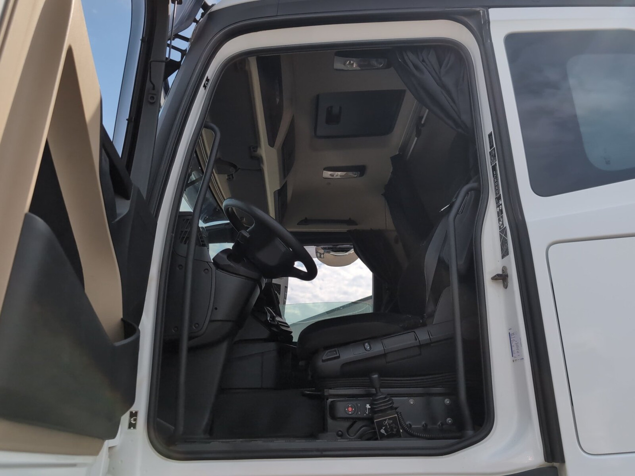 Mercedes-Benz Actros 2148 LS 4x4 HAD Actros 2148 LS 4x4 HAD, Retarder, Navi, MultimediaCockpit, Hydraulik - Влекач: снимка 3 Mercedes-Benz Actros 2148 LS 4x4 HAD Actros 2148 LS 4x4 HAD, Retarder, Navi, MultimediaCockpit, Hydraulik - Влекач: снимка 3