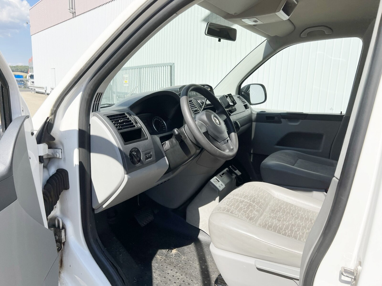 Volkswagen T5 2.0 TDI 4x2 T5 2.0 TDI 4x2, Krankenwagen - Линейка: снимка 3 Volkswagen T5 2.0 TDI 4x2 T5 2.0 TDI 4x2, Krankenwagen - Линейка: снимка 3