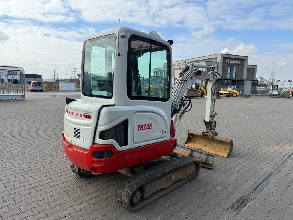 Takeuchi TB 225 V3 - Мини багер: снимка 4 Takeuchi TB 225 V3 - Мини багер: снимка 4