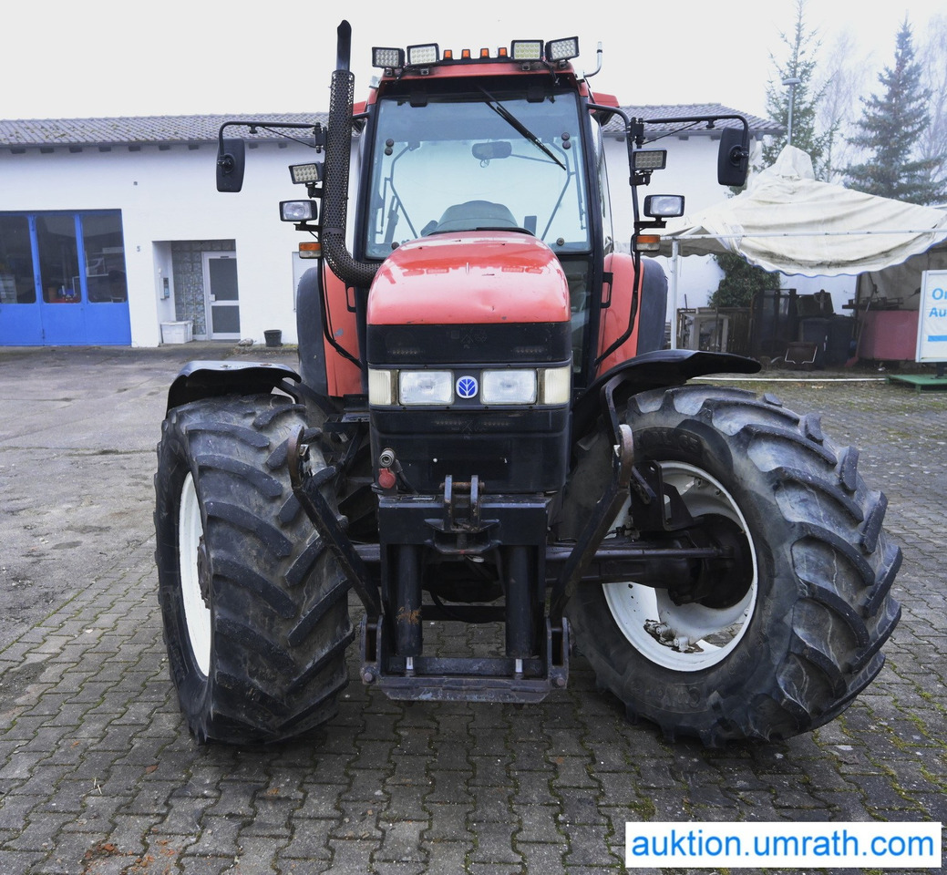 NEW HOLLAND M100 4x4 - Трактор: снимка 2 NEW HOLLAND M100 4x4 - Трактор: снимка 2