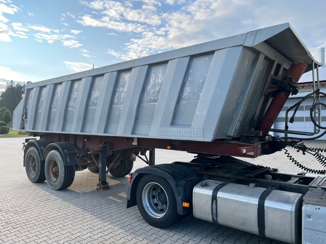 Schwarzmüller 2 Achs Alu Kippmulde Trommelbremse - Самосвал полуремарке: снимка 1 Schwarzmüller 2 Achs Alu Kippmulde Trommelbremse - Самосвал полуремарке: снимка 1