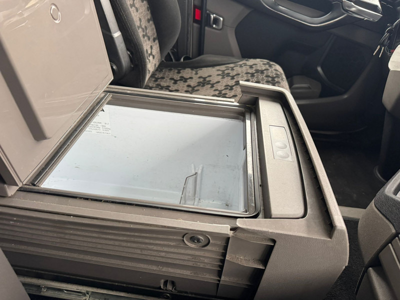 Влекач Scania R410 / Retarder / Night Klima / 2 Tanks / Full Air / TUV: 3-2026 / NL Truck: снимка 8 Влекач Scania R410 / Retarder / Night Klima / 2 Tanks / Full Air / TUV: 3-2026 / NL Truck: снимка 8