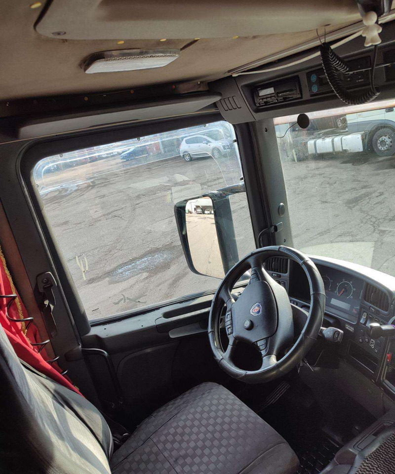 Interior photo 1: Автовоз камион Scania P 380 LB