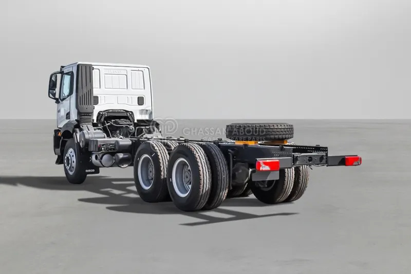 Iveco T-WAY AD380T47H 6x4 R24 Tyres Chassis - Barcelona Stock - Шаси кабина: снимка 2 Iveco T-WAY AD380T47H 6x4 R24 Tyres Chassis - Barcelona Stock - Шаси кабина: снимка 2