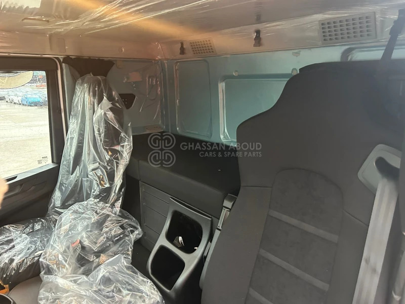 Iveco T-WAY AT380T43H 6x4 R20 Tyres Chassis - Barcelona Stock - Шаси кабина: снимка 3 Iveco T-WAY AT380T43H 6x4 R20 Tyres Chassis - Barcelona Stock - Шаси кабина: снимка 3