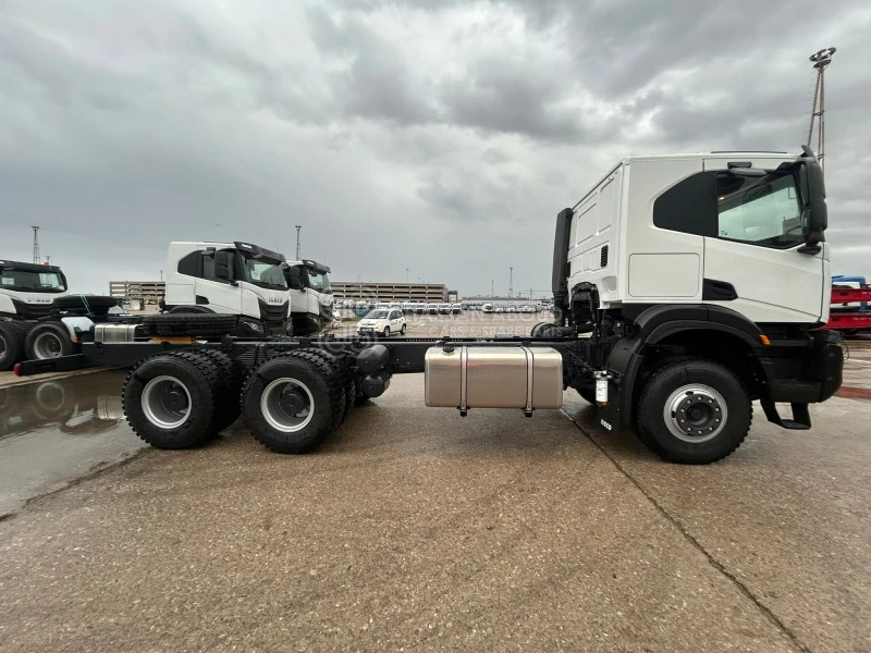 Iveco T-WAY AT380T43H 6x4 R20 Tyres Chassis - Barcelona Stock - Шаси кабина: снимка 2 Iveco T-WAY AT380T43H 6x4 R20 Tyres Chassis - Barcelona Stock - Шаси кабина: снимка 2