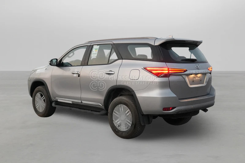 Toyota Fortuner 4x4 - Джип: снимка 4 Toyota Fortuner 4x4 - Джип: снимка 4