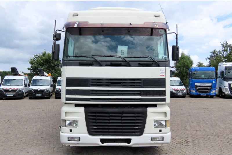 DAF XF 95.430 Manual diesel injection! Manual gearbox! - Камион с брезент: снимка 4 DAF XF 95.430 Manual diesel injection! Manual gearbox! - Камион с брезент: снимка 4