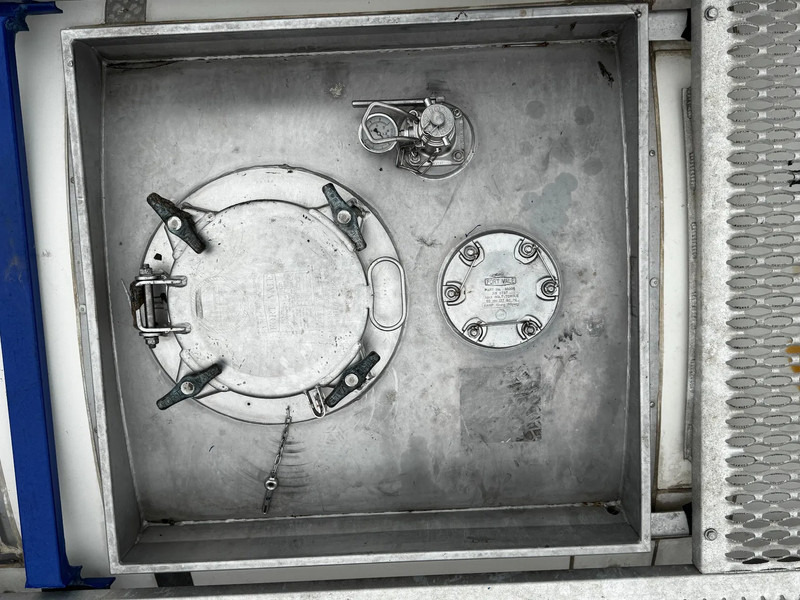 Танк контейнер За превоз на химикати CIMC 20FT ISO, 25.050L / 1-COMP / 3 BAFFELS / T11 / 4 manholes / ADR valid until 04/2027: снимка 16