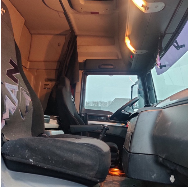 Interior photo 1: Влекач MAN TGX-18-480