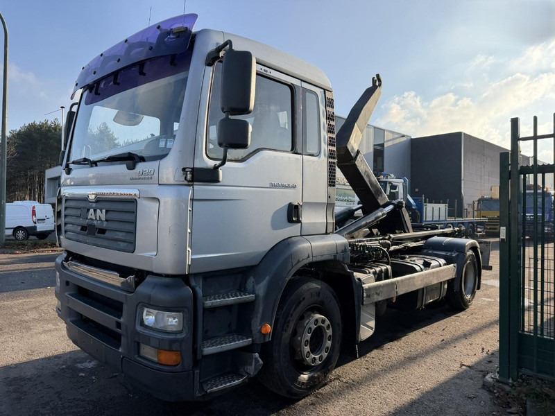 MAN TGA 18.350 4x2 19T HOOKLIFT / ABROLLKIPPER / GANCHO / AMPLIROL - EURO 3 - AS TRONIC AUTOMATIC - Мултилифт с кука камион: снимка 3 MAN TGA 18.350 4x2 19T HOOKLIFT / ABROLLKIPPER / GANCHO / AMPLIROL - EURO 3 - AS TRONIC AUTOMATIC - Мултилифт с кука камион: снимка 3