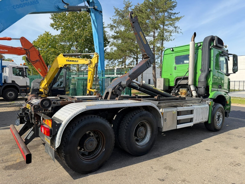 Mercedes-Benz AROCS 2845 6x4 HOOKLIFT - RETARDER - *277.000km* - EURO 6 - STEEL SPRING / BIG AXLES HUB REDUCTION - BE TRUCK - ENGINE PROBLEM - Мултилифт с кука камион: снимка 5 Mercedes-Benz AROCS 2845 6x4 HOOKLIFT - RETARDER - *277.000km* - EURO 6 - STEEL SPRING / BIG AXLES HUB REDUCTION - BE TRUCK - ENGINE PROBLEM - Мултилифт с кука камион: снимка 5