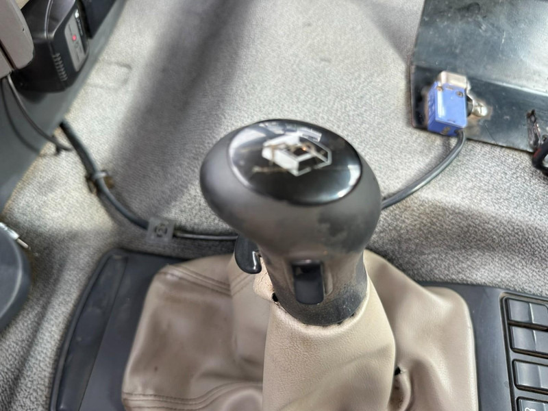 Самосвал камион, Камион с кран Renault KERAX 380 DXI 6x4 TIPPER + CRANE HIAB 144 B-3 - RADIO - *246.000km* - RETARDER - BORDMATIC - EURO 5: снимка 18