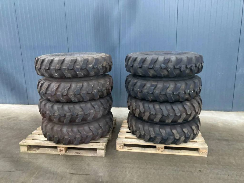 Apollo 1000 x 20 Set / 10.00 x 20: 4x2 Tyres - Гуми и джанти за Строителна техника: снимка 1 Apollo 1000 x 20 Set / 10.00 x 20: 4x2 Tyres - Гуми и джанти за Строителна техника: снимка 1