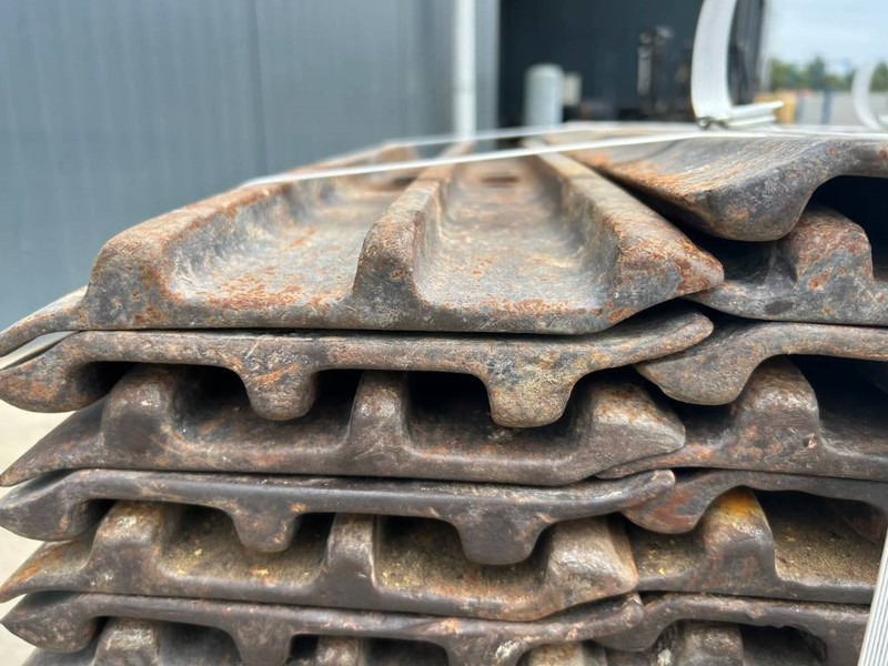 Cat 320D / 320E / 323D / 323E 700mm shoes - 30% - Рама/ Шаси за Строителна техника: снимка 3 Cat 320D / 320E / 323D / 323E 700mm shoes - 30% - Рама/ Шаси за Строителна техника: снимка 3