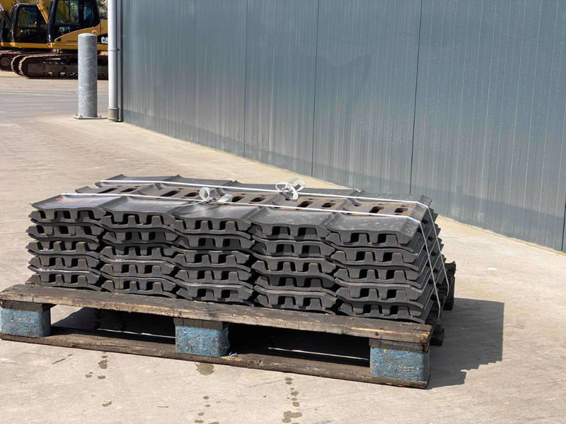 Hitachi EX270 / EX300 / EX310 Shoes/Pads - Рама/ Шаси за Строителна техника: снимка 5 Hitachi EX270 / EX300 / EX310 Shoes/Pads - Рама/ Шаси за Строителна техника: снимка 5