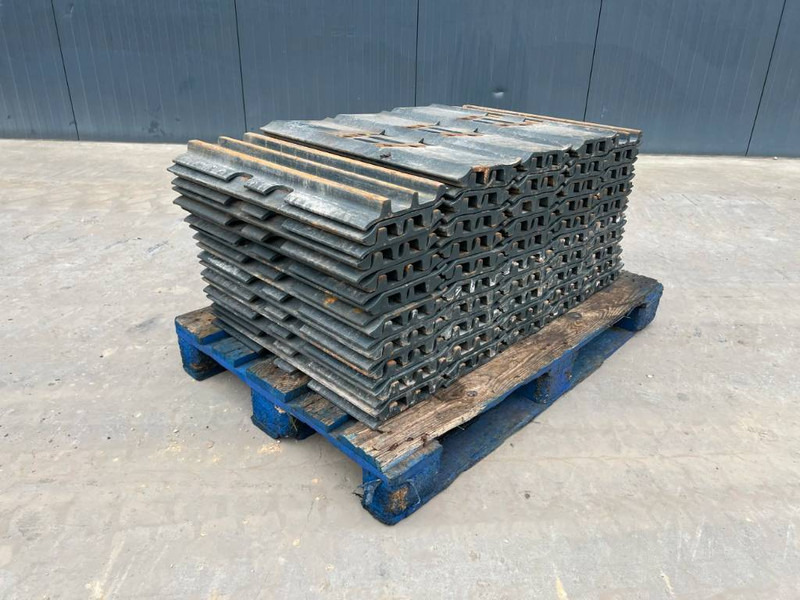 Hyundai R210 / R215 / R220 Shoes 3 Grouser 600mm - Рама/ Шаси за Строителна техника: снимка 1 Hyundai R210 / R215 / R220 Shoes 3 Grouser 600mm - Рама/ Шаси за Строителна техника: снимка 1