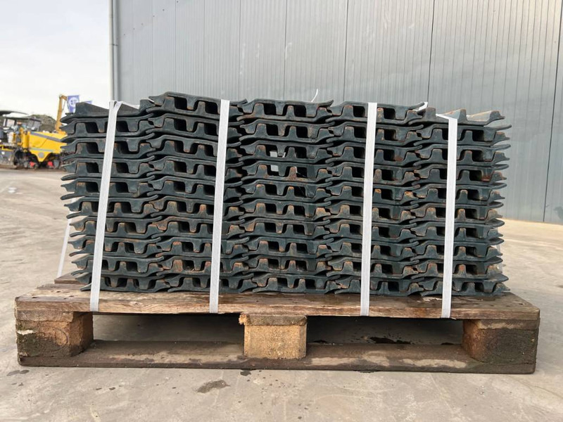 Hyundai R210 / R215 / R220 Shoes - Рама/ Шаси за Строителна техника: снимка 4 Hyundai R210 / R215 / R220 Shoes - Рама/ Шаси за Строителна техника: снимка 4