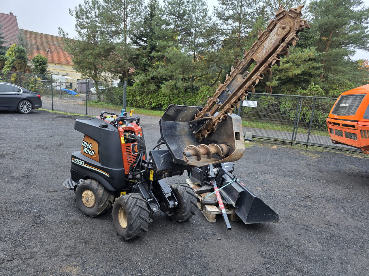Ditch Witch R300 - Мини багер: снимка 1 Ditch Witch R300 - Мини багер: снимка 1