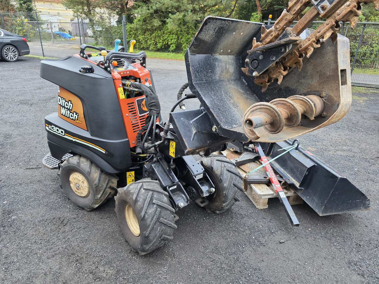 Ditch Witch R300 - Мини багер: снимка 5 Ditch Witch R300 - Мини багер: снимка 5