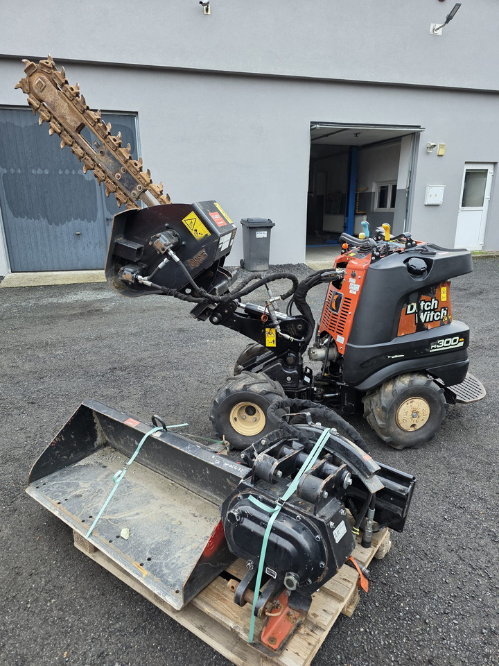 Ditch Witch R300 - Мини багер: снимка 2 Ditch Witch R300 - Мини багер: снимка 2